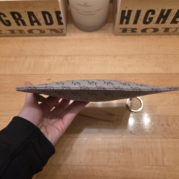 Dooney & Bourke Signature Logo Canvas Wristlet Gray With Strap/ Keyring - Picture 6 of 9